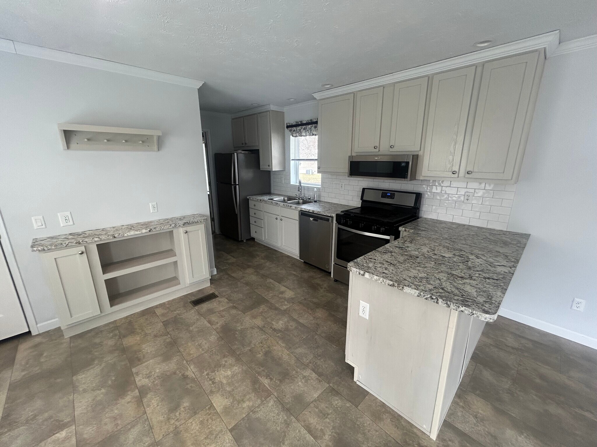 Building Photo - 103 Oak Ave