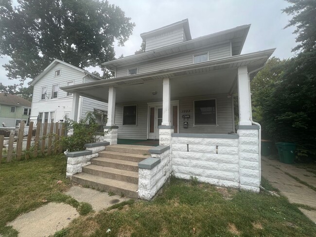 Primary Photo - 1205 E Converse St