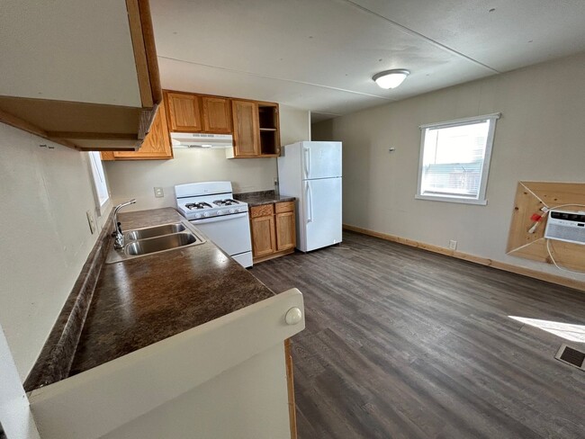 Building Photo - 3 Bed 1.5 Bath Fully Remodeled Mobile Home...