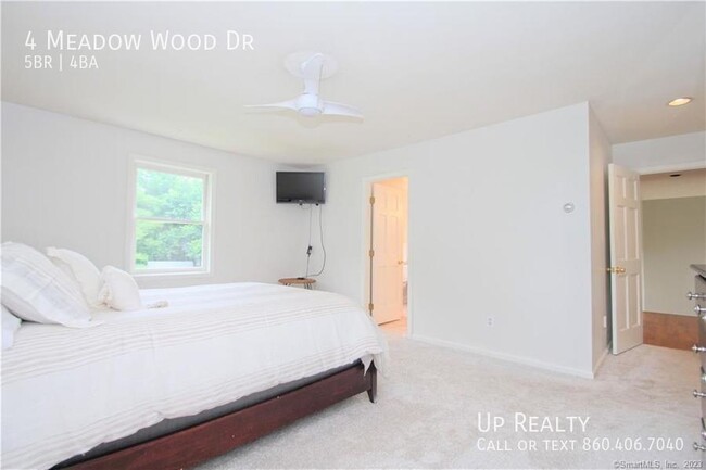Building Photo - 4 Meadow Wood Dr