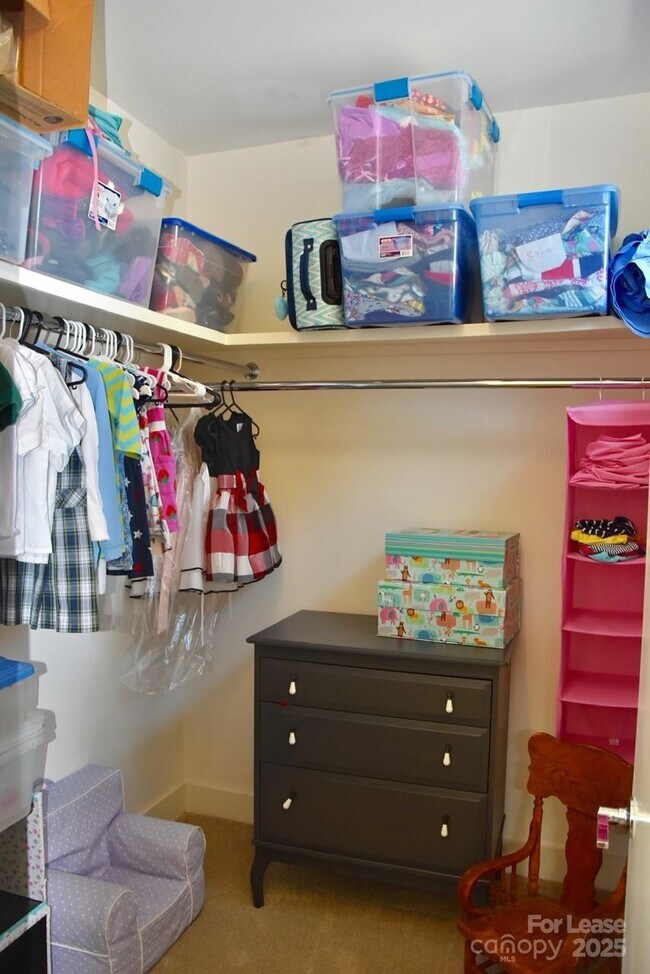 Building Photo - 916 Westbrook Dr