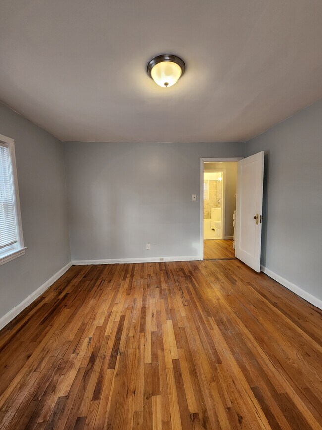 Building Photo - 364 Oakland St