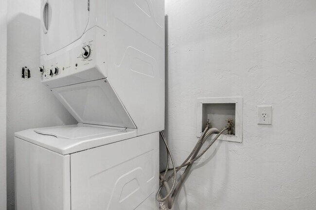 Building Photo - Completely renovated 2/1 on Golf Course!