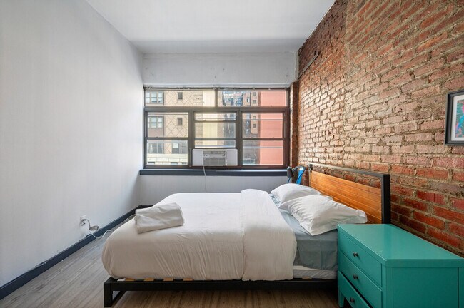 Building Photo - 301 W 31st St