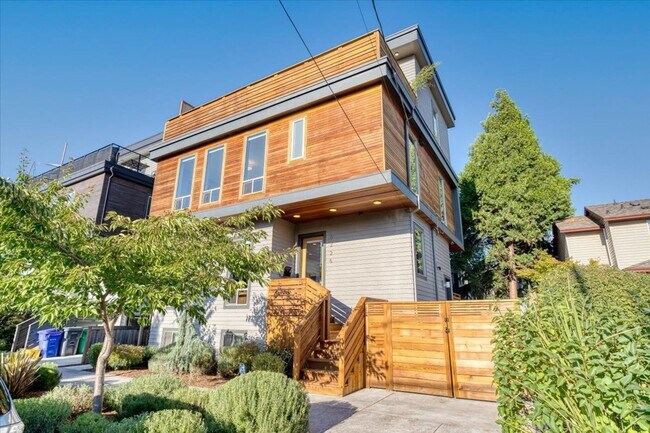 Building Photo - $500 off first month! Spacious, light-fill...