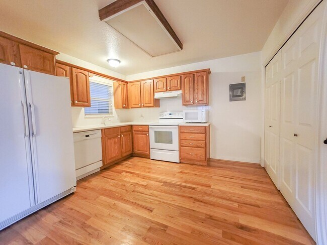 Building Photo - Partially Furnished 2 bedroom, 1 bathroom ...