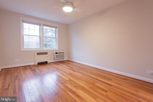 Building Photo - 202 N George Mason Dr