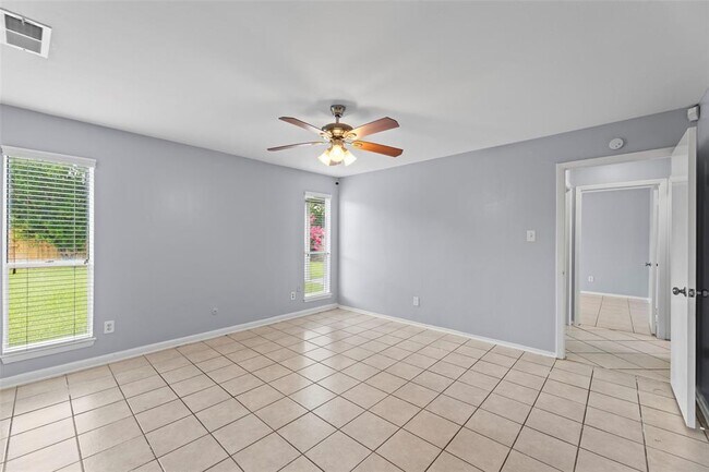 Building Photo - 11111 Midhurst Dr