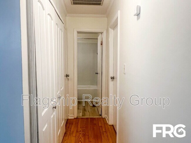 Building Photo - 466 Circle Dr