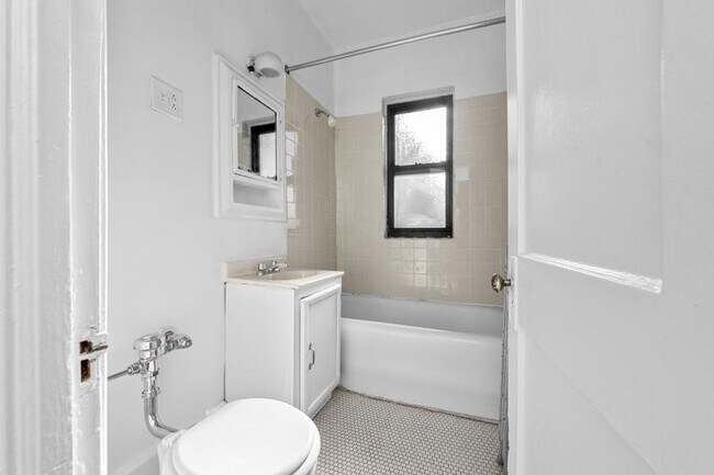 Building Photo - 1 bedroom in Chicago IL 60640