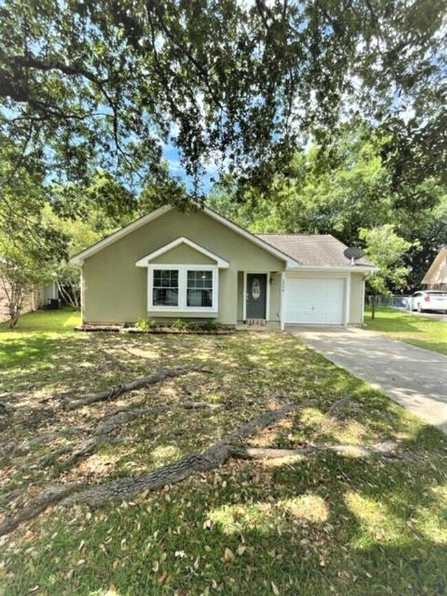 Building Photo - Ocean Springs home with convenient location!