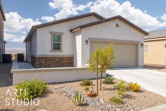 Building Photo - Beautiful Home on Parliament Pt With Spect...