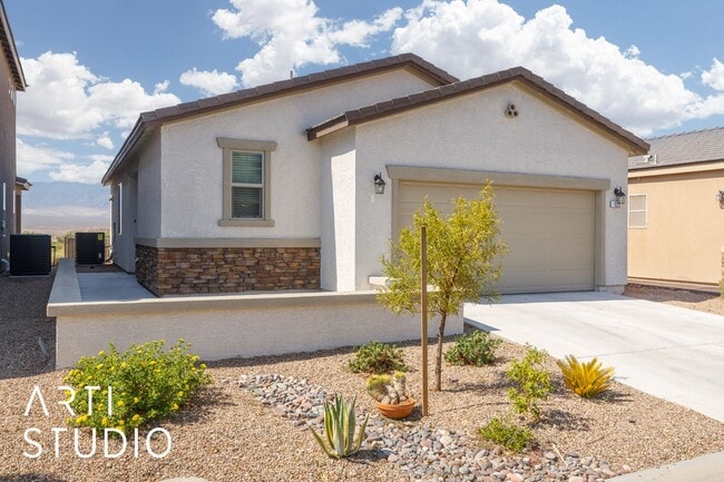 Primary Photo - Beautiful Home on Parliament Pt With Spect...