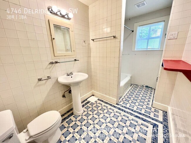Building Photo - 4746 Delridge Way SW