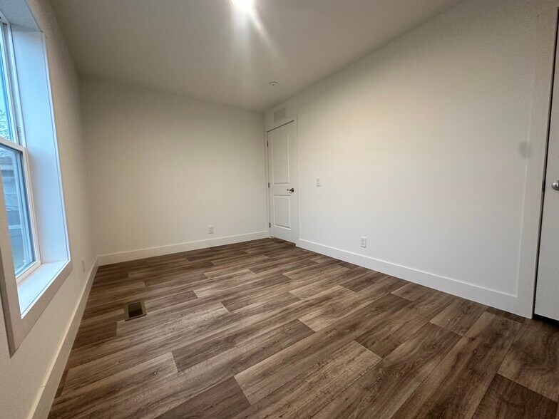 Building Photo - 19 Cavalier St N