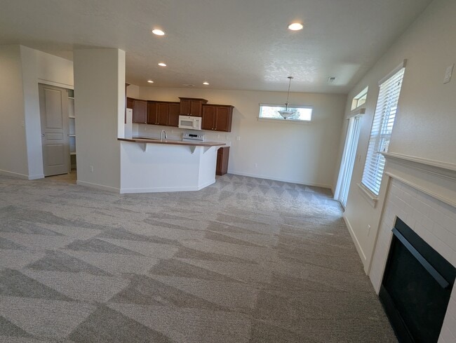 Building Photo - 3667 SW Pumice Stone Ave