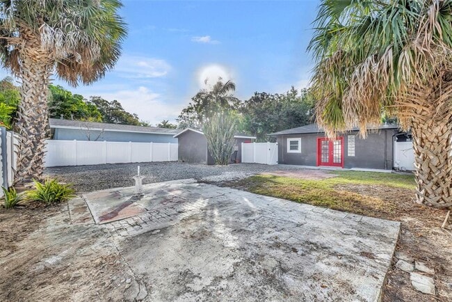 Building Photo - 1811 Park Lake St