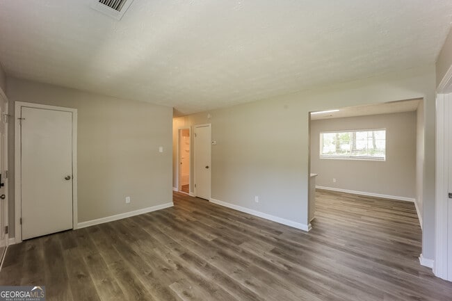 Building Photo - 8143 Huntington Dr