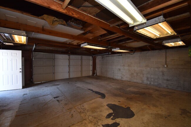 Building Photo - Updated and Charming 3 Bed Home with Fiber Internet & New Appliances!!!