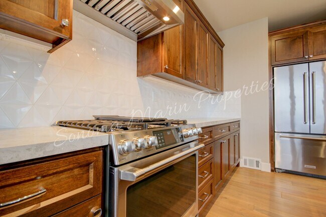 Building Photo - Gorgeous 4 Bed/3Bath House Available in De...