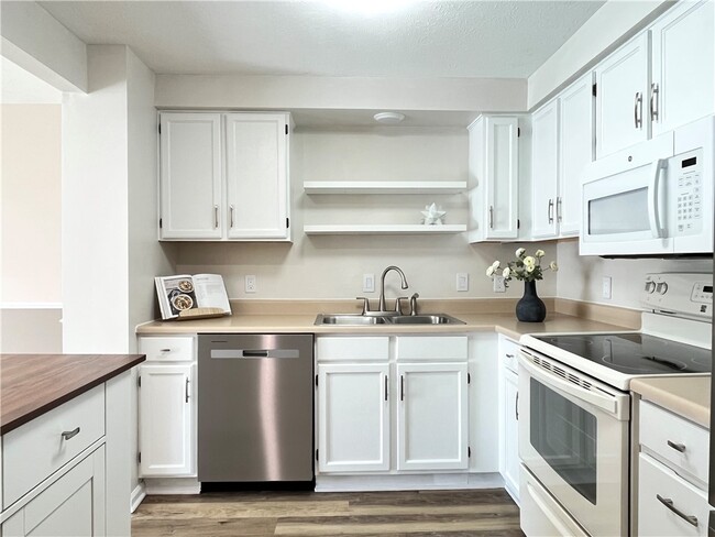 Building Photo - 35 Camberley Pl