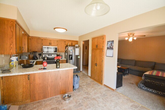 Building Photo - End-of-Cul de Sac 4 Bed 2 Bath Available f...