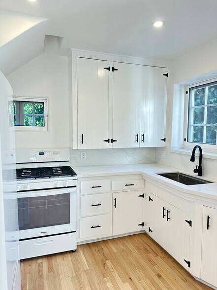 Building Photo - 2106 S Beverly Glen Blvd