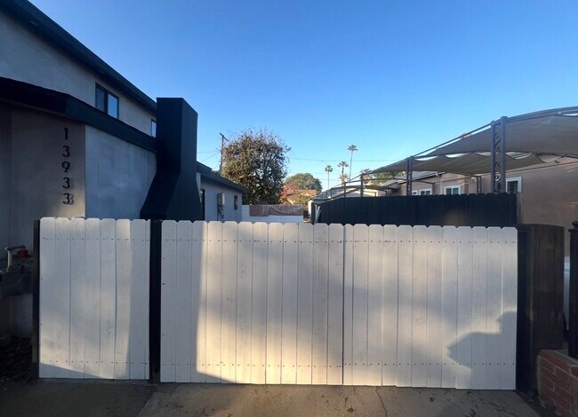 Building Photo - 13935 Valerio St