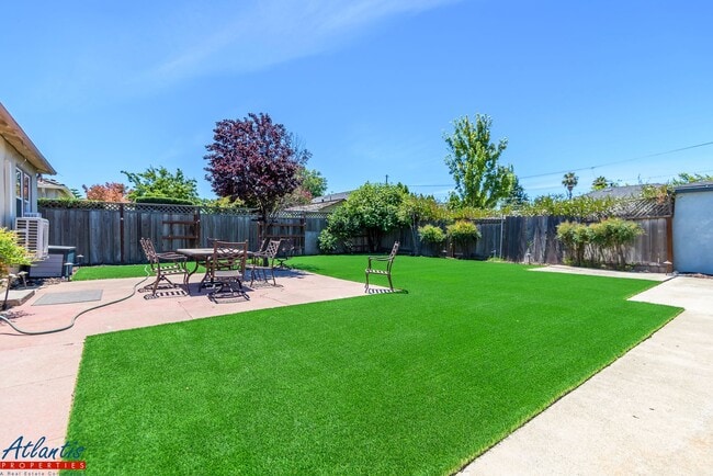Building Photo - Lovely Home | Gorgeous Yards | A/C