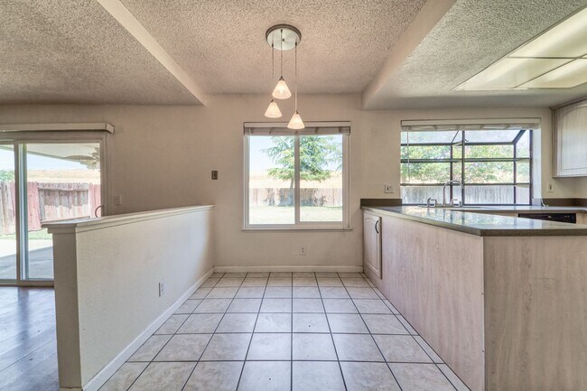 Building Photo - LARGE 5-bedroom 3 bath home in a great loc...