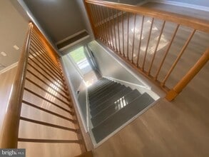 Building Photo - 880 W Oak St