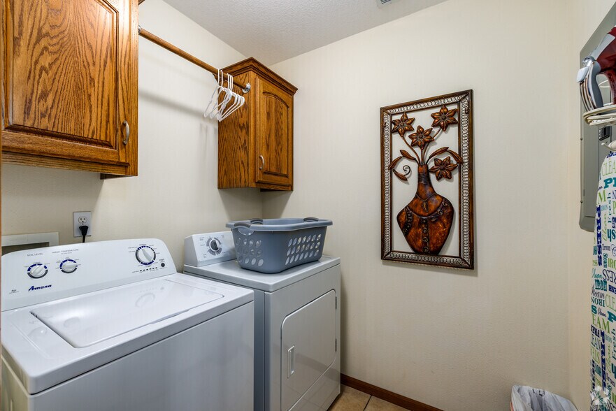 2BR, 2BA - 1250SF - Laundry - Sanibel Executive Suites