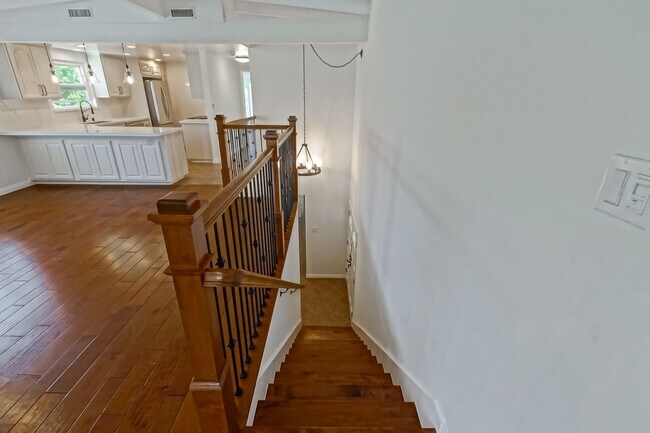 Building Photo - RECENTLY REMODELED, BRIGHT & AIRY 3BR2BA G...