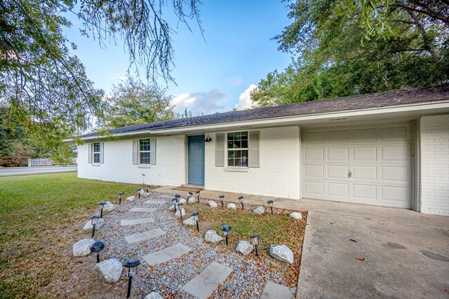 Building Photo - Adorable Rental Near Downtown Ocean Springs!