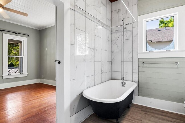 Building Photo - 108 N Ave B