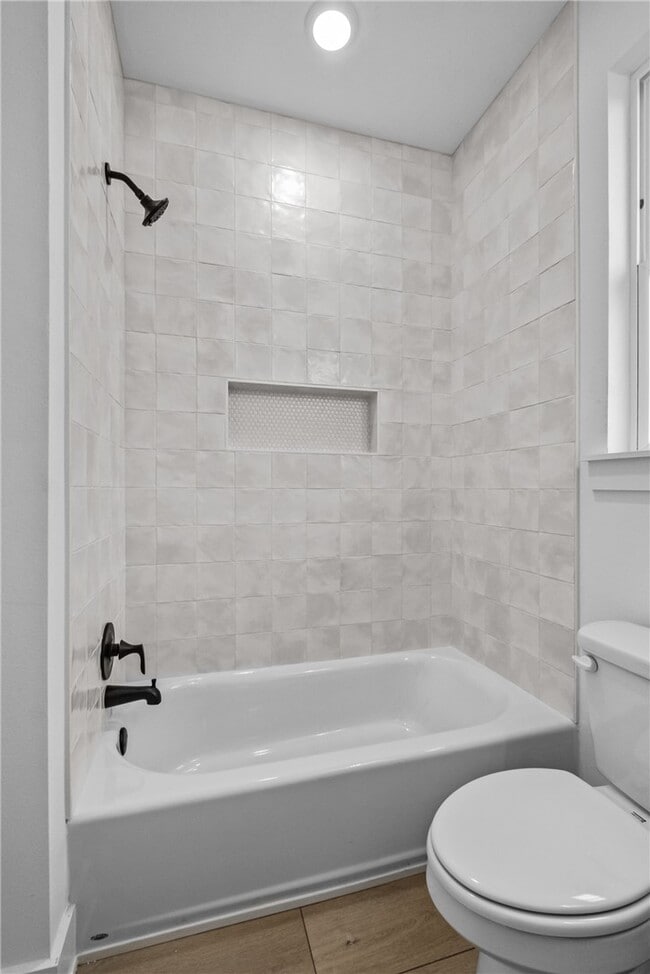 Building Photo - 588 N Willow Ave