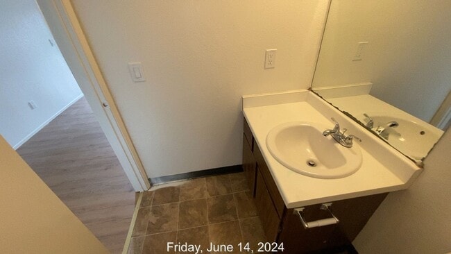 Building Photo - 2 Bed/1.5 Bath Updated Condo Near SMART/Hwy 101/Raleys Shopping Plaza/Washer-Dryer in Unit