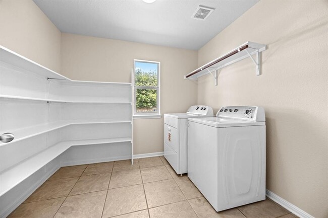 Building Photo - 135 Justin Leonard Dr