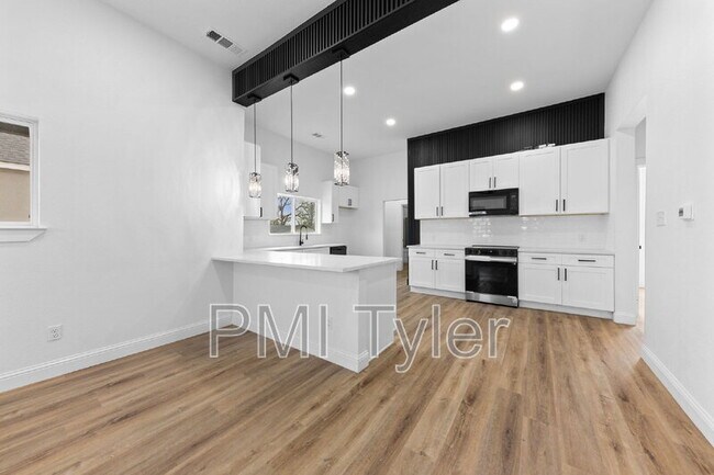 Building Photo - 1259 Bonham St
