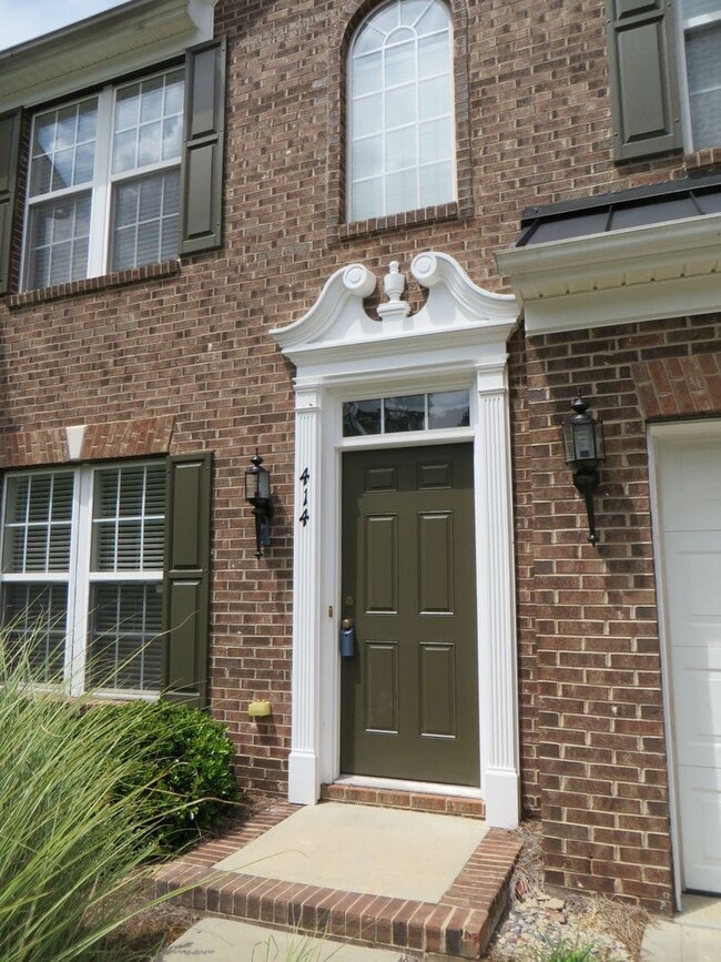 Building Photo - Great 3 Bed 2.5 bath townhome in Sunset Po...