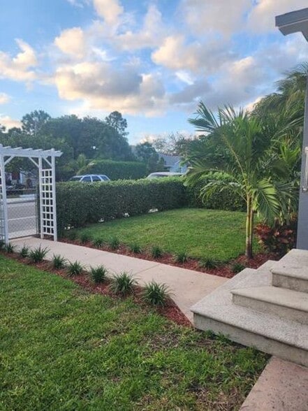 Building Photo - 126 S E St