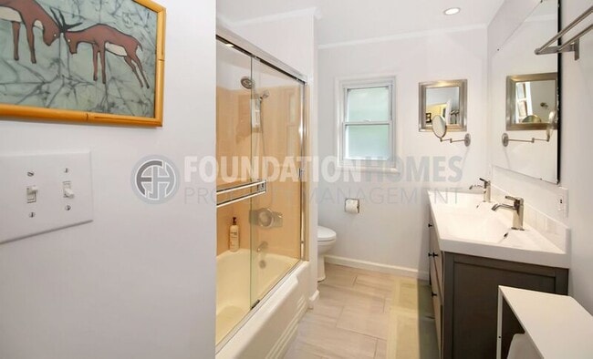 Building Photo - 122 Du Bois St