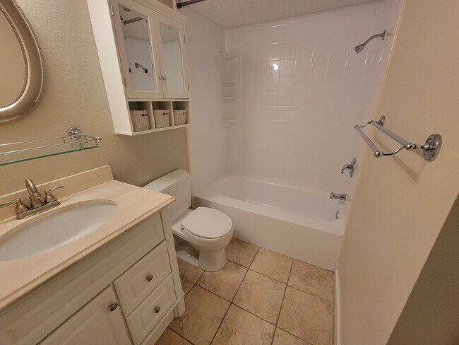 Building Photo - Nicely Updated One Bedroom Condo Available...