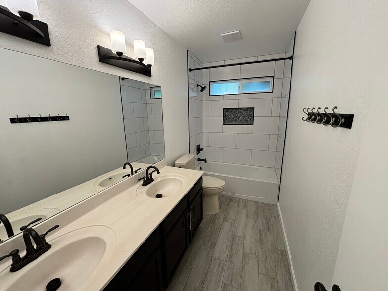 Building Photo - 14101 N 78th Dr