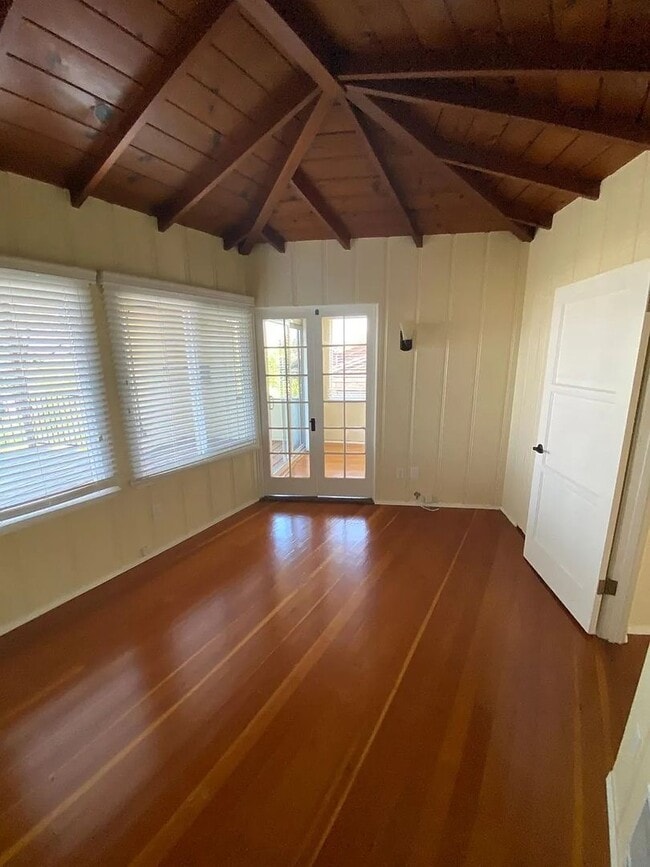 Building Photo - Spacious Studio aand 1-bedroom Apartments in Mission Hills – Prime Location!