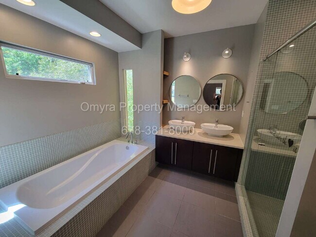 Building Photo - Luxurious 4 bedroom house in Atlanta!