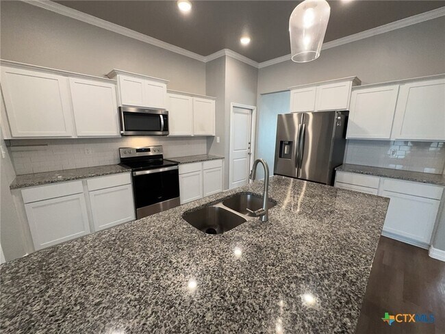 Building Photo - 907 Holliday Dr