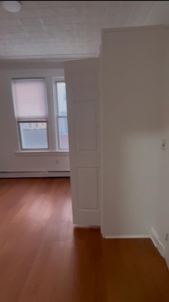 Building Photo - 907 18th St