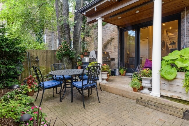 Building Photo - 1925 N Bissell St