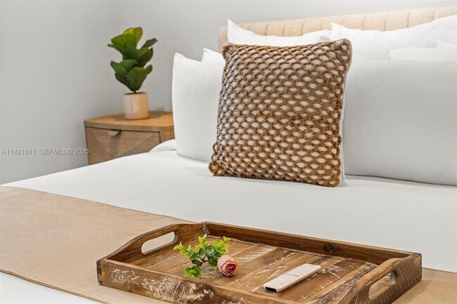 Building Photo - 2301 Collins Ave